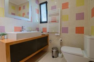 Vannituba majutusasutuses Seacoast Retreat with Pool and Beach Access by Drago Rentals