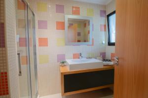 Vannituba majutusasutuses Seacoast Retreat with Pool and Beach Access by Drago Rentals