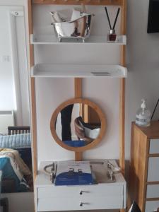 Un espejo en un estante encima de una cómoda blanca. en Marina View South Facing Balcony Sunny Apartment, en East Cowes 5 fotos más