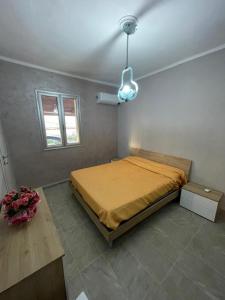 een slaapkamer met een bed en een raam bij Villa Pappafico in Triscina