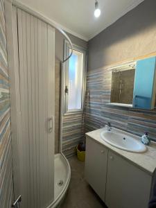 een badkamer met een wastafel, een toilet en een bad bij Villa Pappafico in Triscina