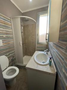 een badkamer met een toilet en een wastafel bij Villa Pappafico in Triscina