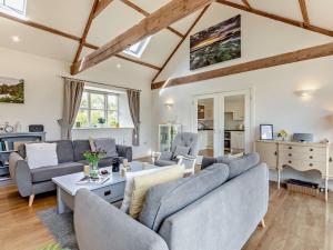 uma sala de estar com dois sofás e uma mesa em 2 Bed in Bamburgh 90061 em Chatton