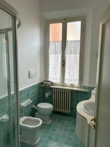 uma casa de banho com um WC e um lavatório em Centro storico Residenza di charme em Rimini