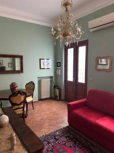 - un salon avec un canapé rouge et une table dans l'établissement Centro storico Residenza di charme, à Rimini