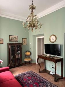 uma sala de estar com um sofá, uma mesa e um relógio em Centro storico Residenza di charme em Rimini