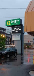 un coche está estacionado frente a un concesionario de automóviles en Quality Inn St Paul Minneapolis Midway, en Saint Paul