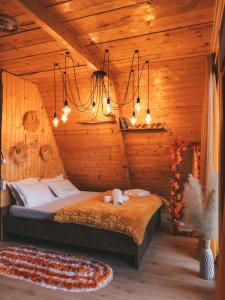 una camera da letto con letto in una camera in legno di Eco cottage sunrise merisi a Merisi
