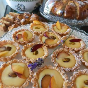 un montón de pasteles en platos en una mesa en Aura Relais en Numana