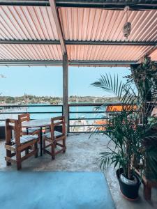 een patio met een tafel en stoelen en uitzicht op de oceaan bij Casa Sunset in Flores