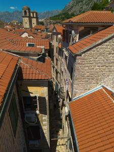 einen Blick über eine Stadt mit roten Dächern in der Unterkunft Old Town Youth Hostel in Kotor