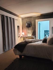 波罗瓜尼20 on Middle的一间带大床的卧室和一间餐厅