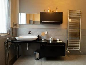 La salle de bains est pourvue d'un lavabo et d'un miroir. dans l'établissement SLEEP & FLY Bergamo Centro, à Bergame