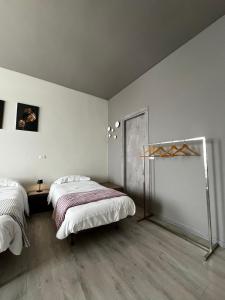 SLEEP & FLY Bergamo Centro في بيرغامو: غرفة نوم بسريرين وباب فيها