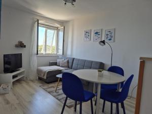 sala de estar con sofá, mesa y sillas en Apartments Matea studio apartment, en Štikovica