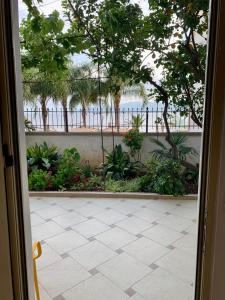 una porta aperta su un patio con vista sull'oceano di Duka Apts a Sarandë