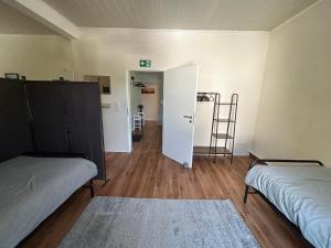 une chambre vide avec 2 lits et une cuisine dans l'établissement Ferienwohnung Obernahmer, à Hagen