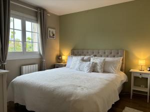 Ένα ή περισσότερα κρεβάτια σε δωμάτιο στο Charming 3-Bed Villa in Mougins near Cannes +39 φωτογραφίες