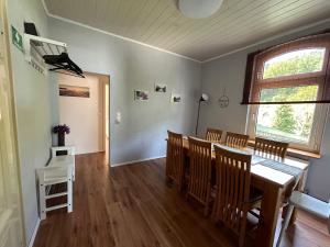 - une salle à manger avec une table et des chaises dans l'établissement Ferienwohnung Obernahmer, à Hagen