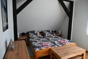 Lasowka的住宿－Strażnica Pod Lasem，一张沙发,位于一个配有木桌的房间