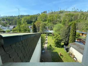 eine Luftansicht auf einen Hof mit einem Haus in der Unterkunft Ferienwohnung Obernahmer in Hagen