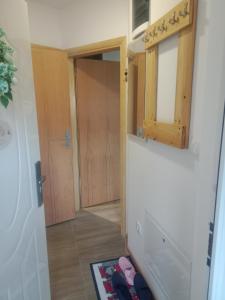 un pasillo con puerta a una habitación en Vila Tutić Apartman 1 i Apartman 2, en Mitrovac