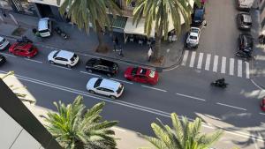 een luchtzicht op een straat met auto's en palmbomen bij LUXE APPARTEMENT in Casablanca