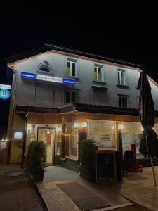 un edificio con un cartel en la parte delantera en Hotel Restaurant du Moulin, en Fleurier