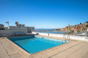 a swimming pool on the roof of a building at ROCAMARE Piscine toit terrasse - Parking privée - Terrasse in Menton
