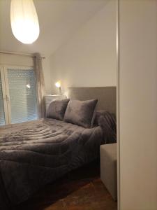 un dormitorio con una cama y una ventana en Casa Vila, en Riópar 10 fotos más