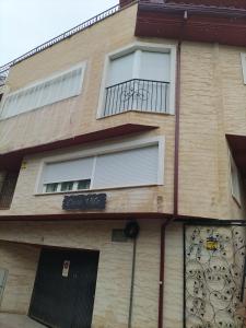 Un edificio con un cartel que dice "contrafuego" en Casa Vila, en Riópar