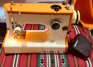 een gele naaimachine op een tapijt bij Dreams beach hostel in Dubai