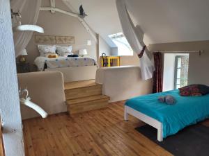 ein großes Schlafzimmer mit 2 Betten und einem Bettvisor in der Unterkunft Gite de la rampotiere in Quettreville-sur-Sienne