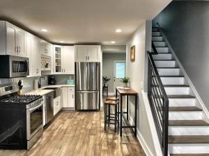 费城Philadelphia Deluxe Private Home的厨房设有通往厨房的楼梯