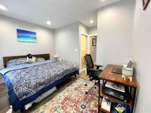 sypialnia z łóżkiem i biurkiem z laptopem w obiekcie Philadelphia Deluxe Private Home w Filadelfii