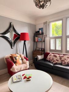 uma sala de estar com um sofá e uma mesa em Bournemouth. Private Self Contained space. em Bournemouth