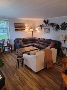 uma sala de estar com um sofá e uma mesa em Kountry Living Bed and Breakfast em Oneonta