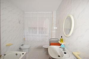 Et badeværelse på Apartamento Mar de Muxía + 17 billeder