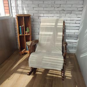 une chaise assise dans une pièce dotée d'un mur en briques dans l'établissement Casa Tanja, à Pescara