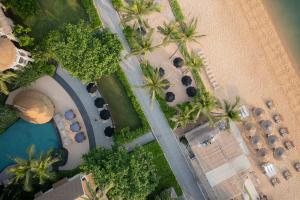 una vista aérea de una playa con palmeras en Holiday Inn Resort Samui Bophut Beach, an IHG Hotel en Bophut 