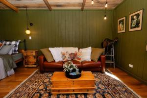 Posezení v ubytování Starling Homesteads boutique farmstay, THE STABLES