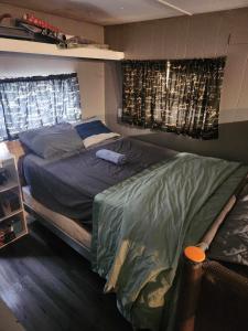 Un dormitorio con una cama con un bate. en Co-ed Dorm with Fantastic Patio!, en Ewing