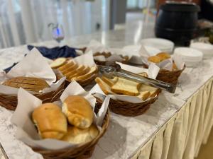 três cestos de pão e sanduíches numa mesa em Sun Palace Hotel em Sunny Beach