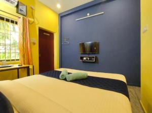 ein Schlafzimmer mit einem Bett mit einem Teddybär drauf in der Unterkunft Gratitude Retreat in Puducherry