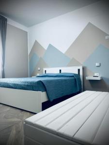 1 Schlafzimmer mit 2 Betten und einem Wandbild aus den Bergen in der Unterkunft civico 250 in Pescara