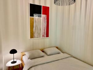 um quarto com uma cama e um quadro na parede em Cozy Residence Apartment - Tallinn City Center em Talin