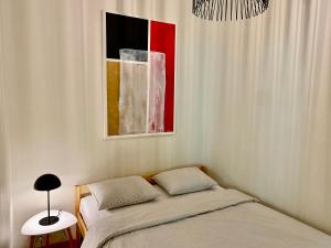 ein Schlafzimmer mit einem Bett und einem Wandgemälde in der Unterkunft Cozy Residence Apartment - Tallinn City Center in Tallinn