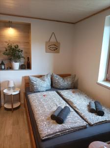 Un pat sau paturi într-o cameră la Apartment Bräustübel, free Wi-Fi, Parken, Grillecke, nähe Rennsteig