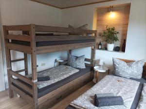 a bedroom with two bunk beds in a room at Apartment Bräustübel, free Wi-Fi, Parken, Grillecke, nähe Rennsteig in Lehesten