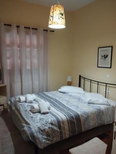 sypialnia z łóżkiem z ręcznikami w obiekcie Maria's House 1 w mieście Pirgos